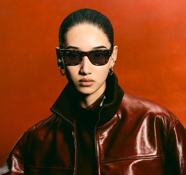 Femme en manteau avec lunettes