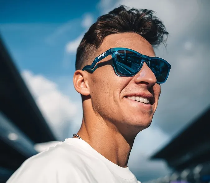 Homme avec lunettes de soleil bleues