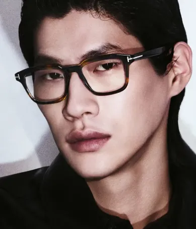 Homme asiatique avec lunettes