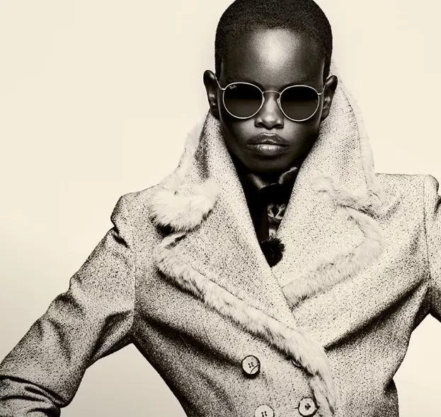 Homme stylé avec lunettes sombres