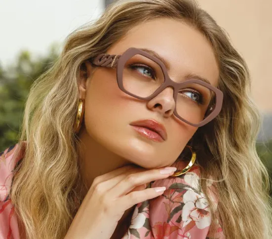 Femme blonde avec lunettes