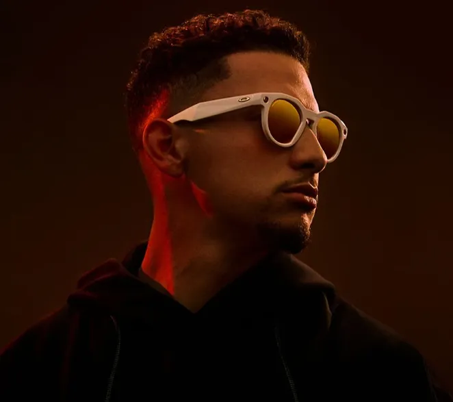 Homme en lunettes de soleil rondes jaunes