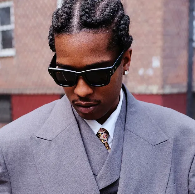 Homme avec tresses portant des lunettes