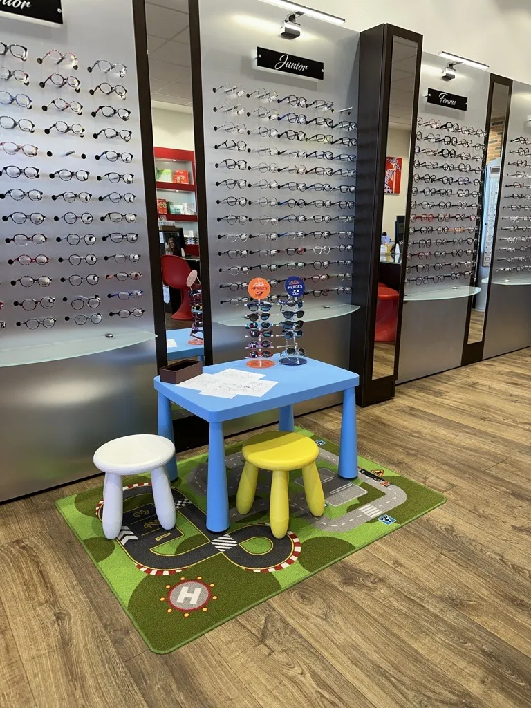 Coin enfant dans un magasin d’optique