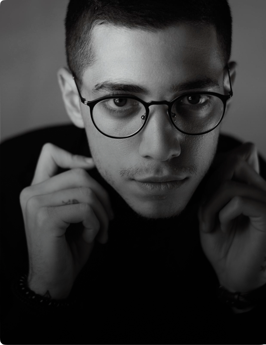 Homme avec lunettes noires