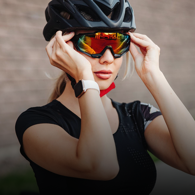 Femme ajustant lunettes de sport