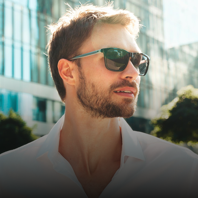 Homme barbu avec lunettes de soleil