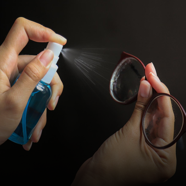Nettoyage de lunettes avec spray