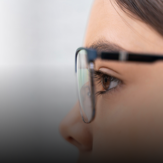 Gros plan de lunettes sur un visage