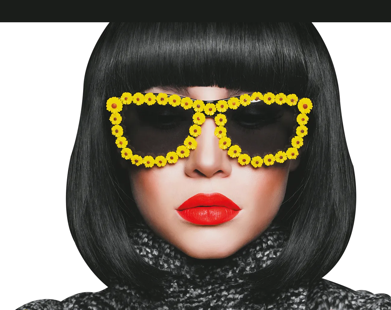 Femme avec lunettes jaunes à strass